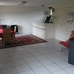 Geraeumiges Wohnzimmer im Ferienhaus in Susteren, Limburg, perfekt fuer Entspannung und Gemuetlichkeit.