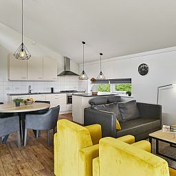 Gezellige zithoek in Landgoed Aerwinkel 4-persoons bungalow 4BL, Posterholt, Limburg, met uitzicht op de groene omgeving.