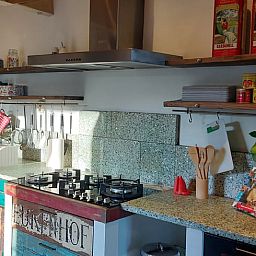 Moderne keuken in Vakantiehuisje in Well (L), Noord Limburg. Gezellige inrichting met kleurrijke accenten en praktische voorzieningen.