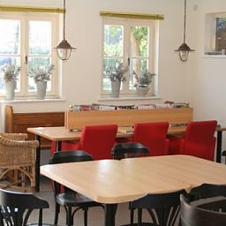 Gezellige eetruimte in Appartement Groen, Blauw of Rood in Horst, Noord Limburg met veel natuurlijk licht.