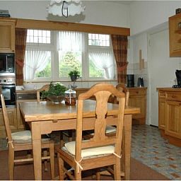 Gemtliche Kche der Ferienvilla Hubertushof in Horst, Nordlimburg, mit Holzmbeln und modernen Gerten.