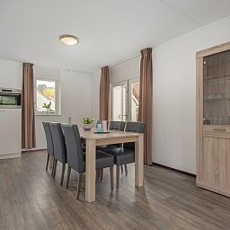 Gemuetlicher Essbereich in der Comfort Villa 6, einem Ferienhaus in Arcen, Nord-Limburg, mit moderner Einrichtung und viel Tageslicht.