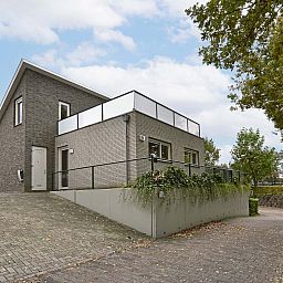 Detached house in Arcen, North Limburg, offers a modern vacation home with spacious driveway and green surroundings for a relaxing stay.