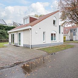 Vrijstaande woning in Arcen, Noord Limburg, biedt een serene vakantie-ervaring met moderne architectuur en groene omgeving.