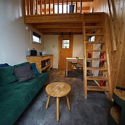 Gemtliches Wohnzimmer im freistehenden Haus in Belfeld, Nord-Limburg. Genieen Sie die gemtliche Atmosphre und die Holzdetails in diesem Ferienhaus.