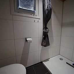Modernes Badezimmer im freistehenden Haus in Belfeld, Nord-Limburg, mit Dusche und Toilette, ideales Ferienhaus zum Entspannen.