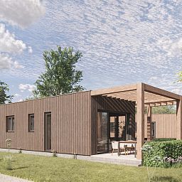 Chalet in Belfeld, Noord Limburg met houten veranda. Omgeven door natuur en blauwe luchten, ideaal voor een ontspannen verblijf.