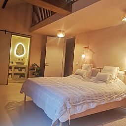 Stylish corner with flowers and plants in Holiday Home in America, North Limburg, for a homey feel.