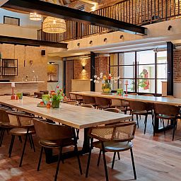 Gemuetliches Wohnzimmer im Ferienhaus in Baarlo, Nord-Limburg mit stilvoller Einrichtung und bequemem Ecksofa.