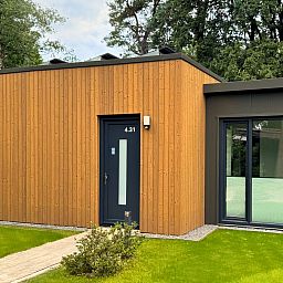 Bos Lodge in Maasbree, Noord Limburg, biedt ruimte voor 8 personen in een modern vakantiehuis omringd door groene natuur.