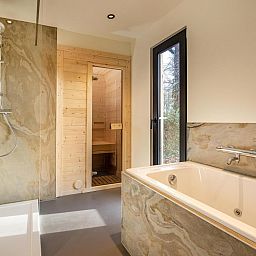 Entspannen Sie sich im luxurioesen Badezimmer von Bos Cottage mit Sauna und Whirlpool in Maasbree, Nord-Limburg. Geniessen Sie die Ruhe und die Natur in diesem Ferienhaus.