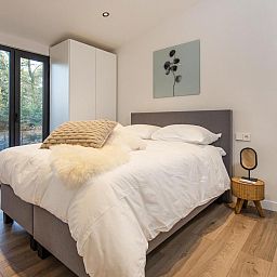 Attraktives Schlafzimmer in Bos Cottage mit Sauna und Whirlpool in Maasbree, Nord-Limburg. Geniessen Sie Komfort und Natur in diesem Ferienhaus.