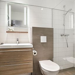 Moderne badkamer in De Lommerbergen 4-persoons bungalow 4B4PT, gelegen in Reuver, Noord Limburg, met luxe voorzieningen en stijlvolle afwerking.