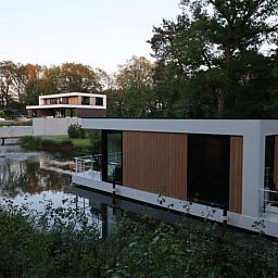 Abendlicher Blick auf die Glamping Lodge im Ferienhaus in Merselo, Nord-Limburg, umgeben von Natur.