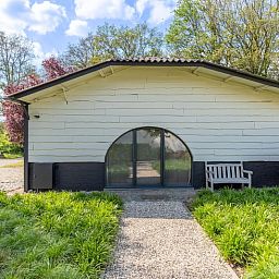 Sonnenuntergang im Cottage in Merselo, Ferienhaus in Nord-Limburg mit schoener gruener Umgebung.