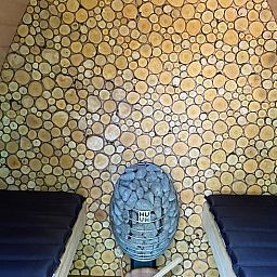 Gezellige sauna in Vakantiehuis in Merselo, Noord Limburg, met houten interieur en comfortabele ligbedden voor ultieme ontspanning.