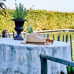 Rustgevend uitzicht vanaf het terras van Huisje in Sevenum, vakantiehuis in Noord Limburg.