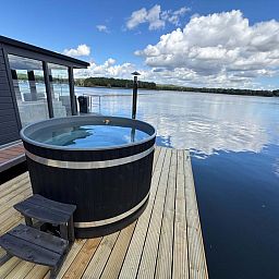 Geniessen Sie den Whirlpool im Floating in Limburg, einer einzigartigen Ferienunterkunft in Middelaar, Nord-Limburg, mit schoenem Wasserblick.