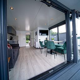 Modernes Interieur von Floating in Limburg - Whirlpool, ein Ferienhaus in Middelaar, Nord-Limburg mit Blick auf das Wasser.