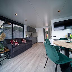 Modernes Wohnzimmer von Floating in Limburg - Whirlpool, einem Ferienhaus in Middelaar, Nord-Limburg. Gemuetliche Einrichtung mit Kueche und Essbereich.