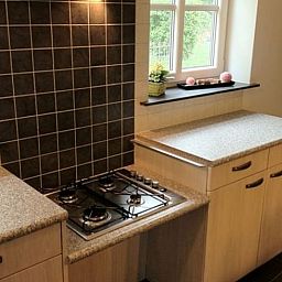 Moderne keuken in Vakantiehuis in Mechelen, Zuid Limburg met uitzicht op de natuur, perfect voor een ontspannen verblijf in Limburg.