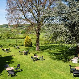 Geniet van de groene tuin en het prachtige uitzicht bij Vakantiehuisje in Mechelen, Zuid Limburg, perfect voor een ontspannen verblijf.