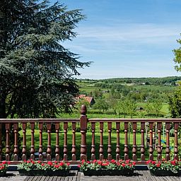 Geniet van het prachtige uitzicht vanaf het terras van Vakantiehuisje in Mechelen, gelegen in het groene Zuid Limburg.