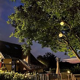 Sfeervol verlichte avond bij Vakantiehuisje in Schin op Geul, Zuid Limburg.