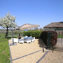 Zonnig terras bij Vakantiehuisje in Schin op Geul, Zuid Limburg, ideaal voor ontspanning.