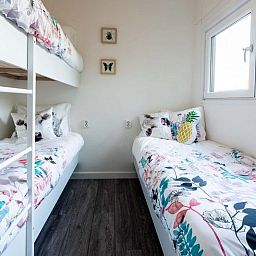 Kinderkamer met stapelbed in Module 5 personen, vakantiehuis in Schin op Geul, Zuid Limburg, ideaal voor gezinnen.