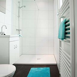 Moderne badkamer in Module 5 personen, vakantiehuis in Schin op Geul, Zuid Limburg met ruime douche.