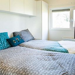 Comfortabele slaapkamer met tweepersoonsbed in Module Special 6 personen Wellness, vakantiehuis in Schin op Geul, Zuid Limburg.