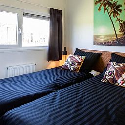 Stijlvolle slaapkamer met tweepersoonsbed in Module Special 6 personen Wellness, gelegen in het schilderachtige Schin op Geul.