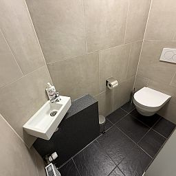 Moderne badkamer in vakantiehuis L009, Valkenburg, Zuid Limburg met stijlvolle afwerking.