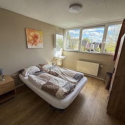 Comfortabele slaapkamer in vakantiehuis L009, Valkenburg, Zuid Limburg met uitzicht op de natuur.