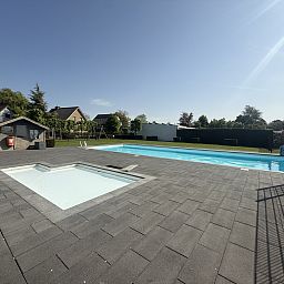 Zwembad bij vakantiehuis L009 in Valkenburg, Zuid Limburg, perfect voor ontspanning en recreatie.