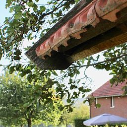 Geniet van de rustieke charme van Vakantiehuisje in Gulpen, Zuid Limburg, met uitzicht op de groene omgeving en traditionele architectuur.