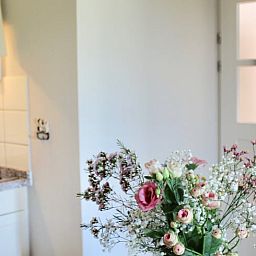 Gezellige keuken van Vakantiehuisje in Gulpen, Zuid Limburg met bloemen voor een huiselijke sfeer.