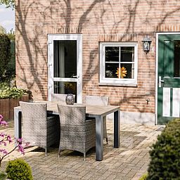 Buitenzitje Vakantiehuis in Gulpen, Zuid Limburg, omringd door natuur en rust.