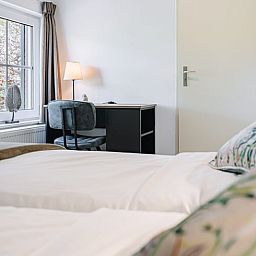 Comfortabele slaapkamer met werkruimte in Vakantiehuis in Gulpen, Zuid Limburg.