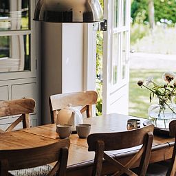 Eettafel met bloemen in Huisje in Slenaken vakantiehuis in Limburg.