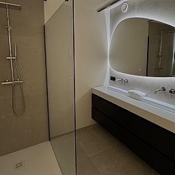 Entspannender Innenbereich des Ferienhauses L329 in Epen, Suedlimburg, mit modernem TV und Blick auf die Terrasse.