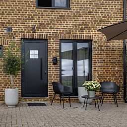 Modernes Badezimmer im Ferienhaus L329 in Epen, Suedlimburg, mit luxurioeser Badewanne und geraeumiger begehbarer Dusche.