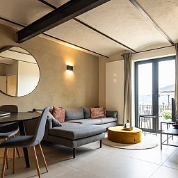 Gemuetliches Schlafzimmer im Ferienhaus L328, Epen, Suedlimburg, mit bequemem Bett und sanfter Beleuchtung fuer einen entspannten Aufenthalt.