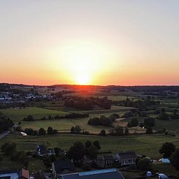 Adembenemende zonsondergang boven de heuvels van Vijlen, Zuid Limburg, nabij Huisje in Vijlen.