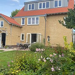 Vakantiehuis in Sint Geertruid met kleurrijke bloementuin, Zuid Limburg.