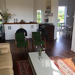 Stijlvolle woonkamer in vakantiehuis Sint Geertruid, Limburgse gezelligheid.