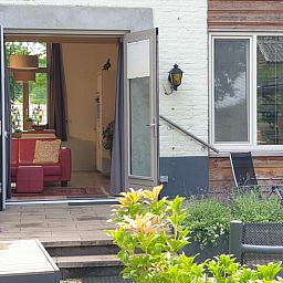 Gemuetlicher Eingang zum Ferienhaus in Valkenburg aan de Geul mit Blick auf den Innenbereich.