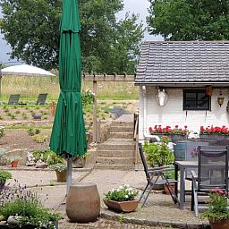 Ueberblick ueber den stimmungsvollen Innenhof des Ferienhauses in Valkenburg aan de Geul.