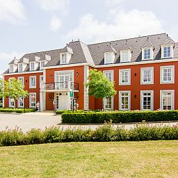 Stijlvolle woonkamer in Kasteeldomein De Cauberg appartement, Valkenburg a.d. Geul, ideaal voor ontspanning.